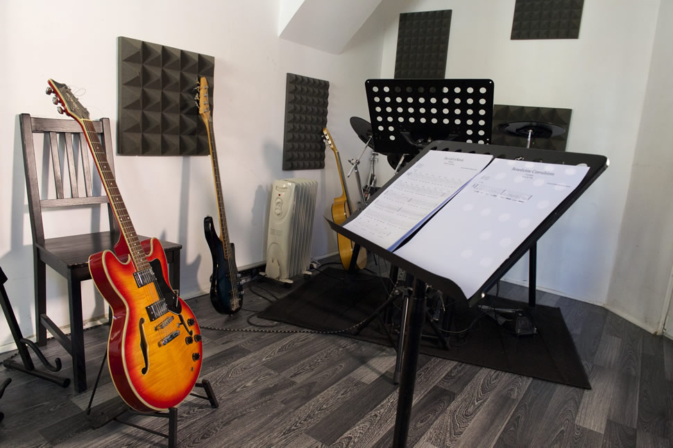 La guitare basse dans Music Studio. Instruments de musique et d